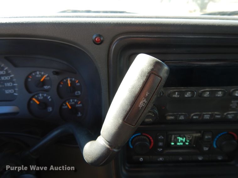 image for item GG9377 2003 Chevrolet Avalanche  Crew Cab pickup truck