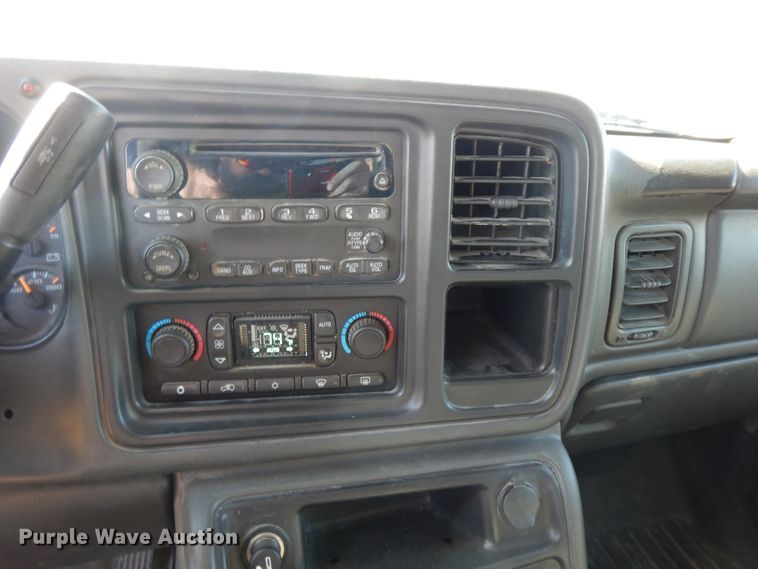 image for item GG9377 2003 Chevrolet Avalanche  Crew Cab pickup truck