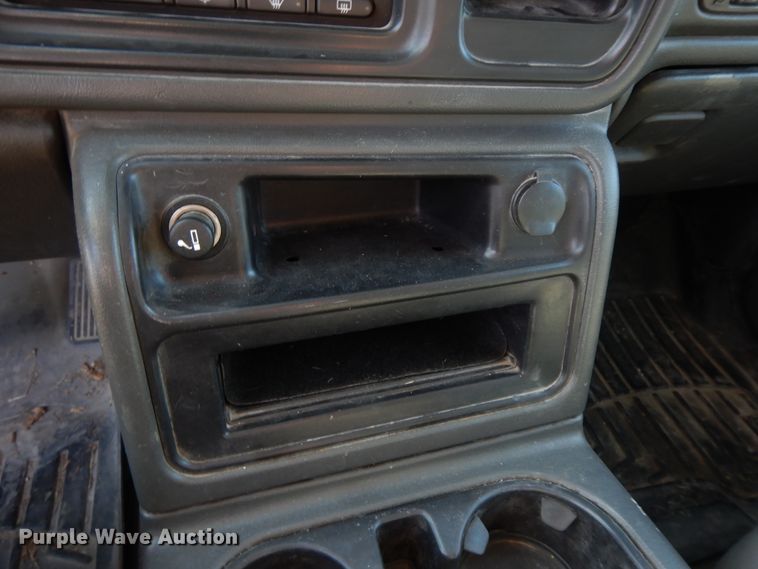 image for item GG9377 2003 Chevrolet Avalanche  Crew Cab pickup truck