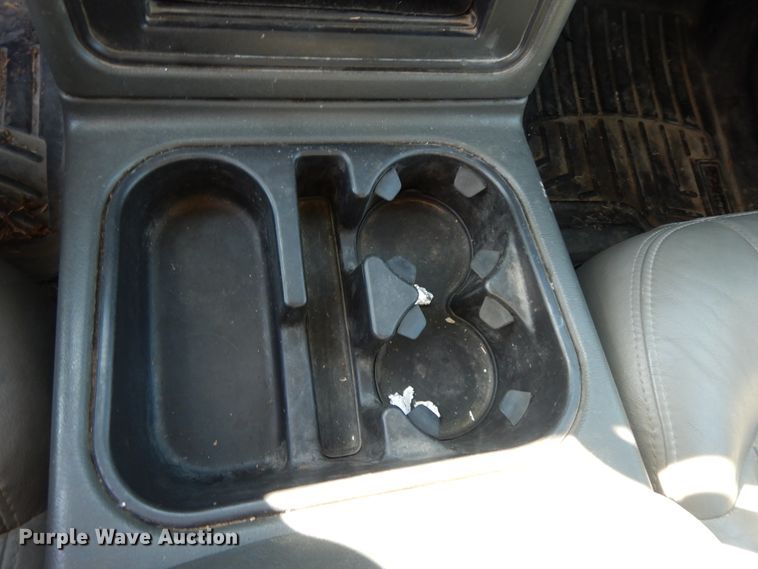 image for item GG9377 2003 Chevrolet Avalanche  Crew Cab pickup truck