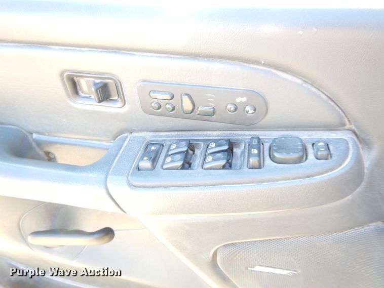 image for item GG9377 2003 Chevrolet Avalanche  Crew Cab pickup truck