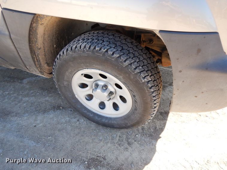 image for item GG9377 2003 Chevrolet Avalanche  Crew Cab pickup truck