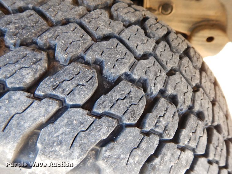 image for item GG9377 2003 Chevrolet Avalanche  Crew Cab pickup truck