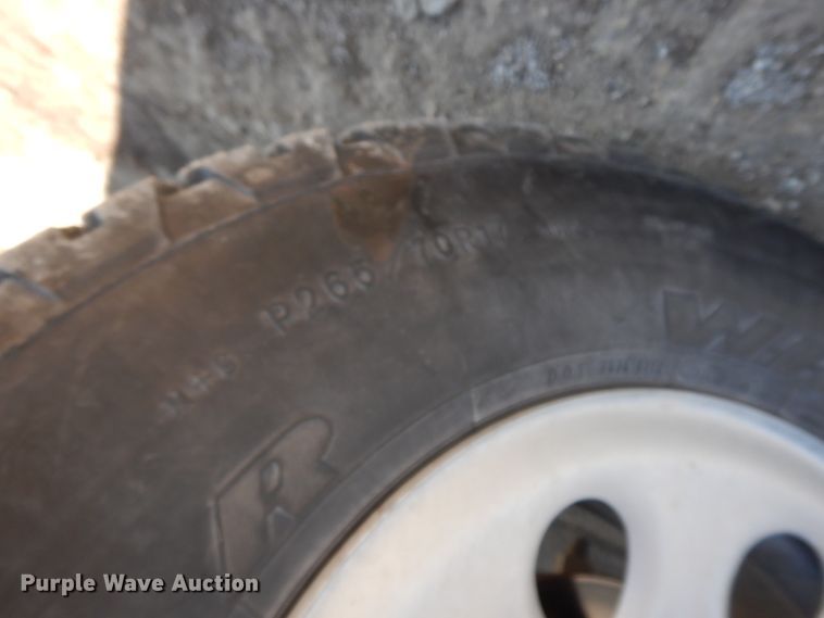 image for item GG9377 2003 Chevrolet Avalanche  Crew Cab pickup truck