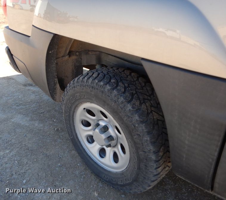 image for item GG9377 2003 Chevrolet Avalanche  Crew Cab pickup truck