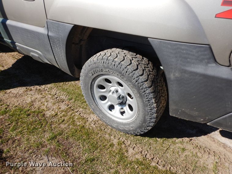 image for item GG9377 2003 Chevrolet Avalanche  Crew Cab pickup truck