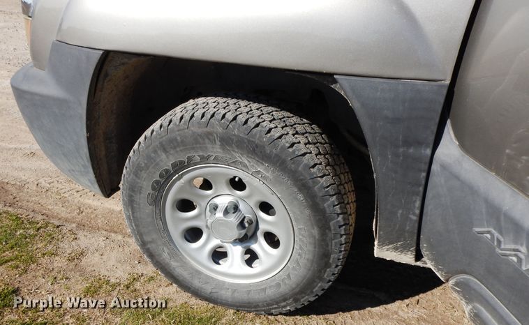 image for item GG9377 2003 Chevrolet Avalanche  Crew Cab pickup truck