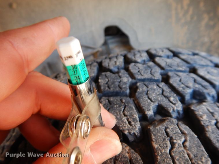 image for item GG9377 2003 Chevrolet Avalanche  Crew Cab pickup truck