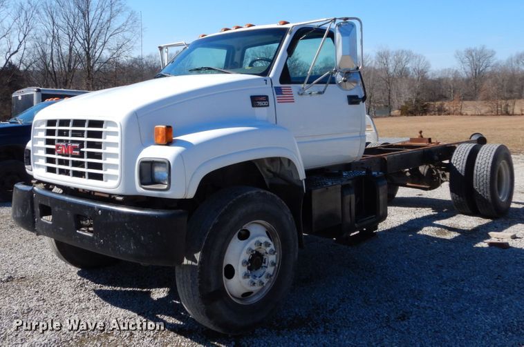 image for item GT9554 2001 GMC C7500  truck cab and chassis