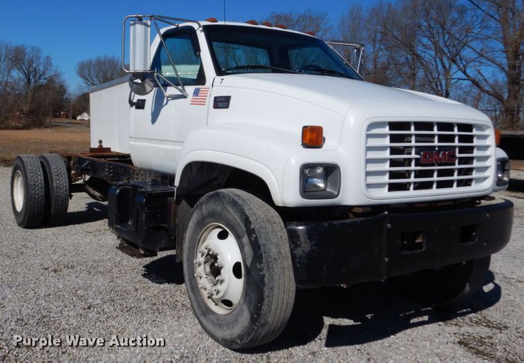 image for item GT9554 2001 GMC C7500  truck cab and chassis