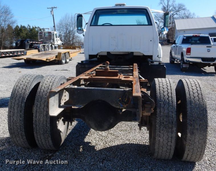 image for item GT9554 2001 GMC C7500  truck cab and chassis