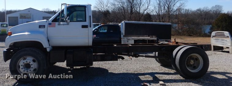 image for item GT9554 2001 GMC C7500  truck cab and chassis