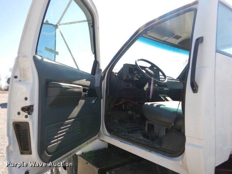 image for item GT9554 2001 GMC C7500  truck cab and chassis