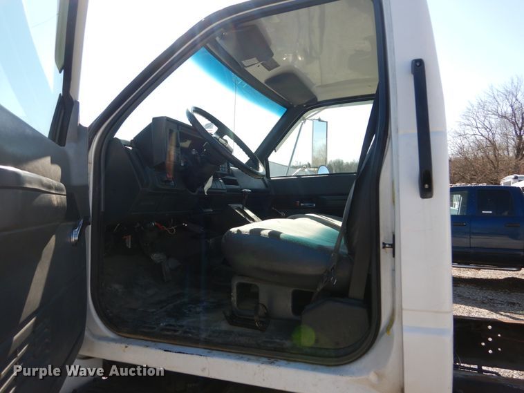 image for item GT9554 2001 GMC C7500  truck cab and chassis