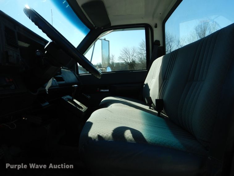 image for item GT9554 2001 GMC C7500  truck cab and chassis