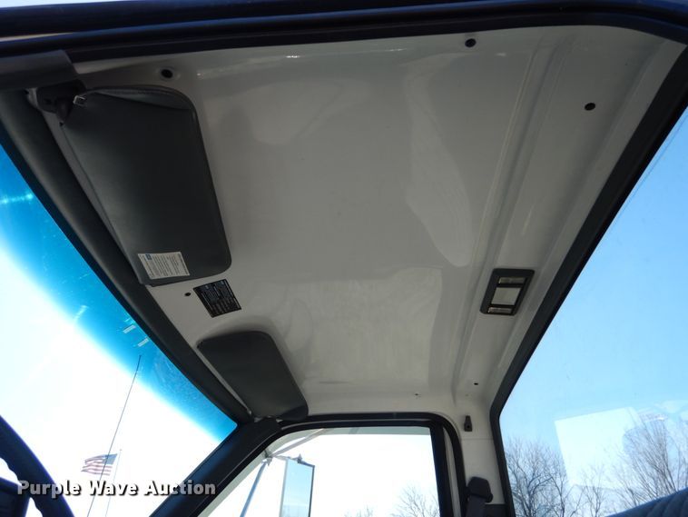 image for item GT9554 2001 GMC C7500  truck cab and chassis