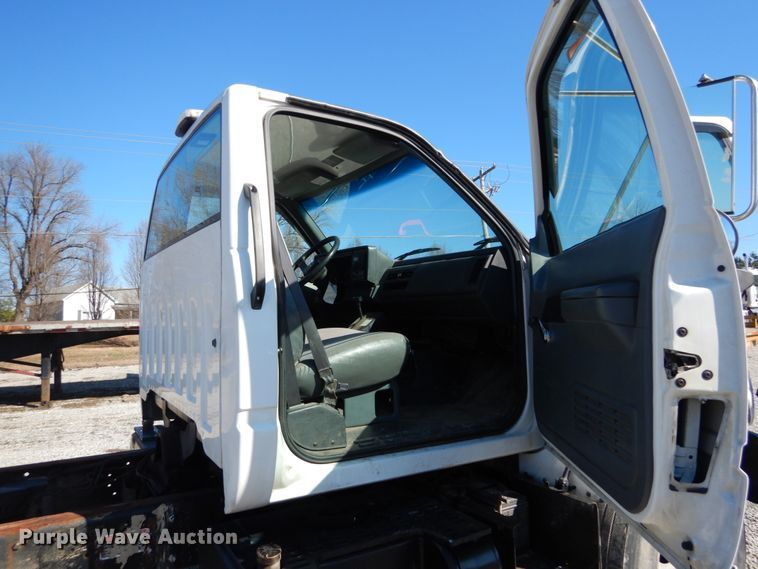 image for item GT9554 2001 GMC C7500  truck cab and chassis