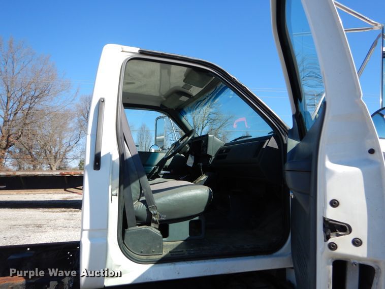 image for item GT9554 2001 GMC C7500  truck cab and chassis