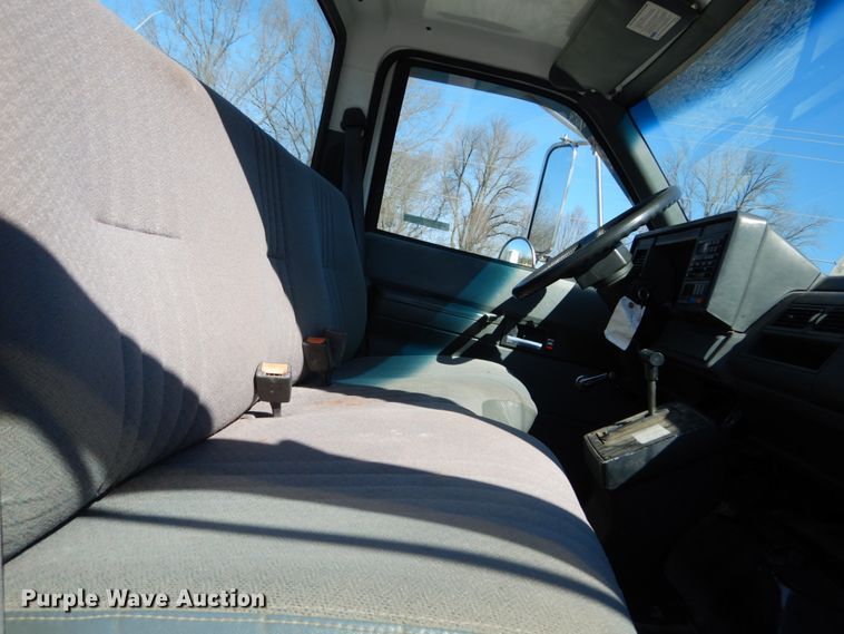 image for item GT9554 2001 GMC C7500  truck cab and chassis