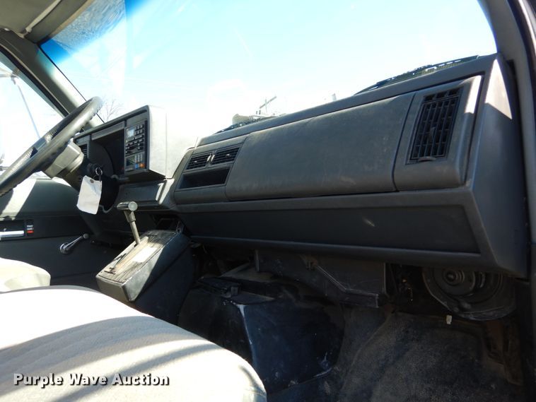 image for item GT9554 2001 GMC C7500  truck cab and chassis