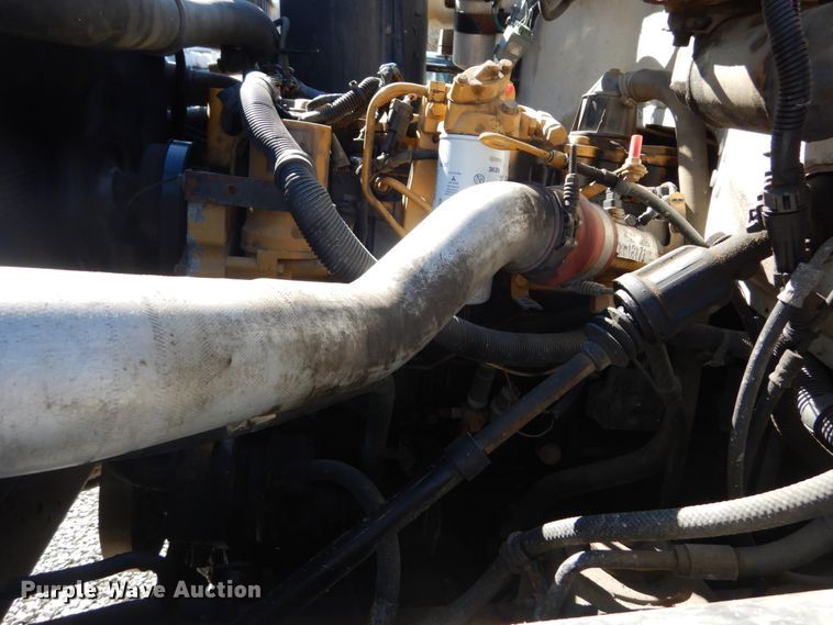 image for item GT9554 2001 GMC C7500  truck cab and chassis