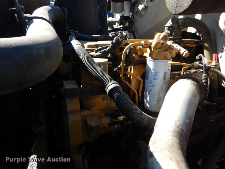 image for item GT9554 2001 GMC C7500  truck cab and chassis