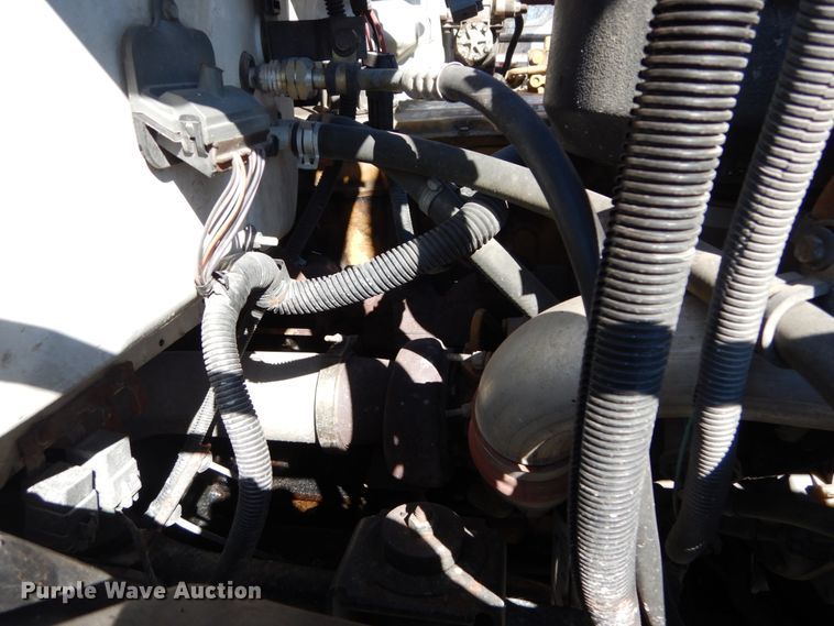 image for item GT9554 2001 GMC C7500  truck cab and chassis