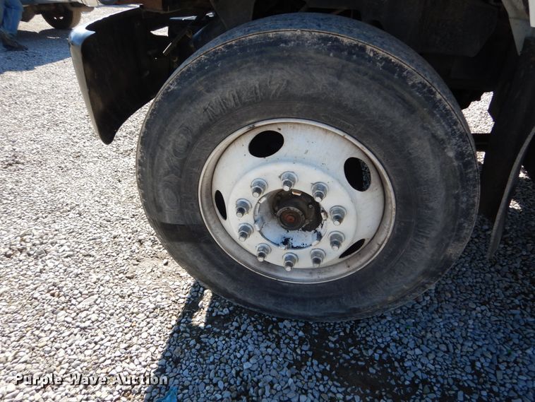 image for item GT9554 2001 GMC C7500  truck cab and chassis