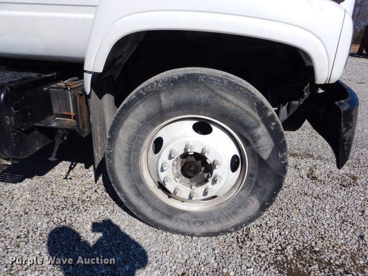 image for item GT9554 2001 GMC C7500  truck cab and chassis