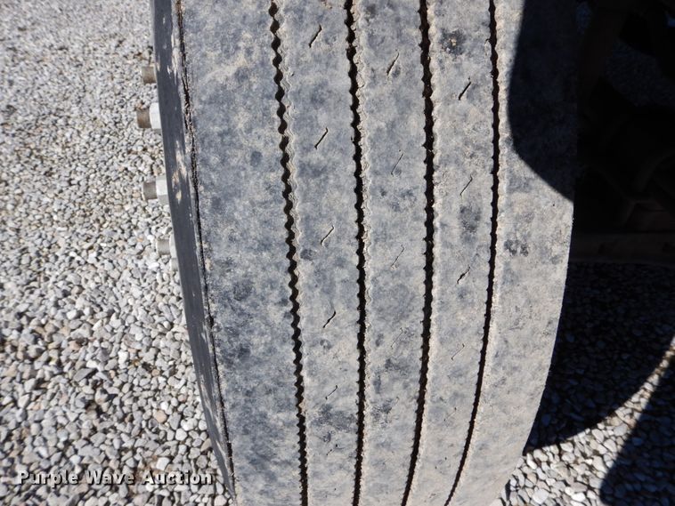 image for item GT9554 2001 GMC C7500  truck cab and chassis