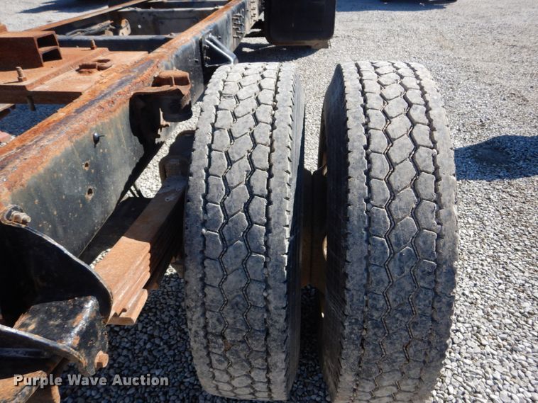 image for item GT9554 2001 GMC C7500  truck cab and chassis