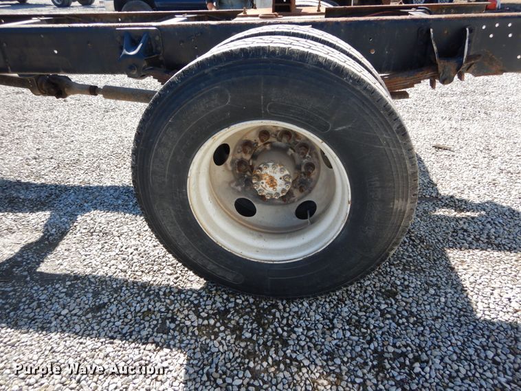 image for item GT9554 2001 GMC C7500  truck cab and chassis