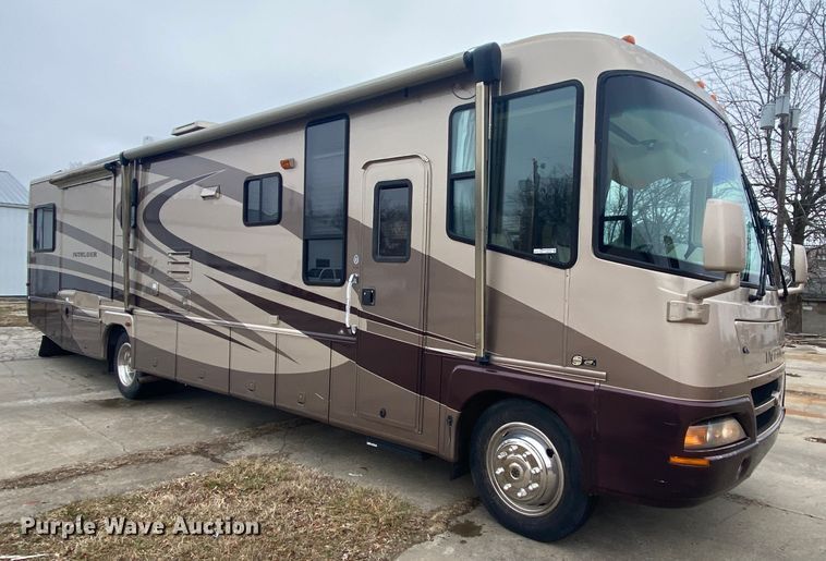 image for item HR9426 2004 International Workhorse Intruder  RV