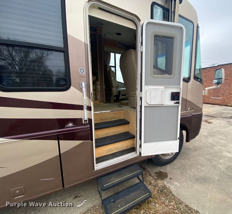 image for item HR9426 2004 International Workhorse Intruder  RV