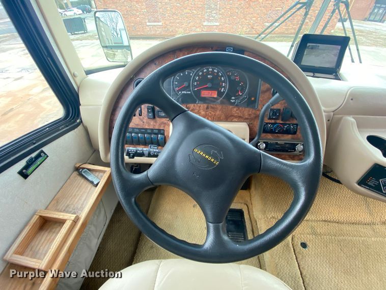 image for item HR9426 2004 International Workhorse Intruder  RV