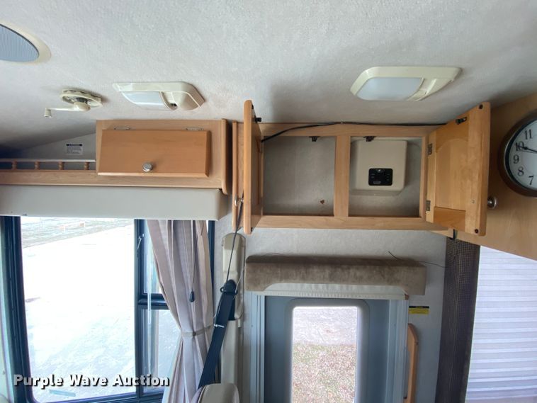 image for item HR9426 2004 International Workhorse Intruder  RV