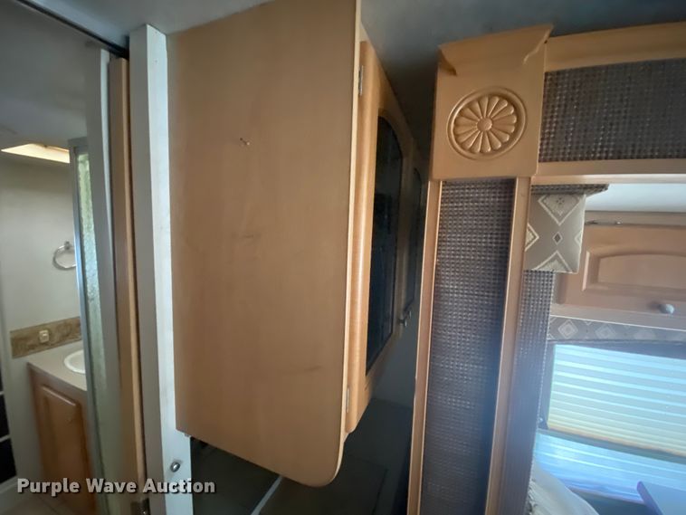 image for item HR9426 2004 International Workhorse Intruder  RV