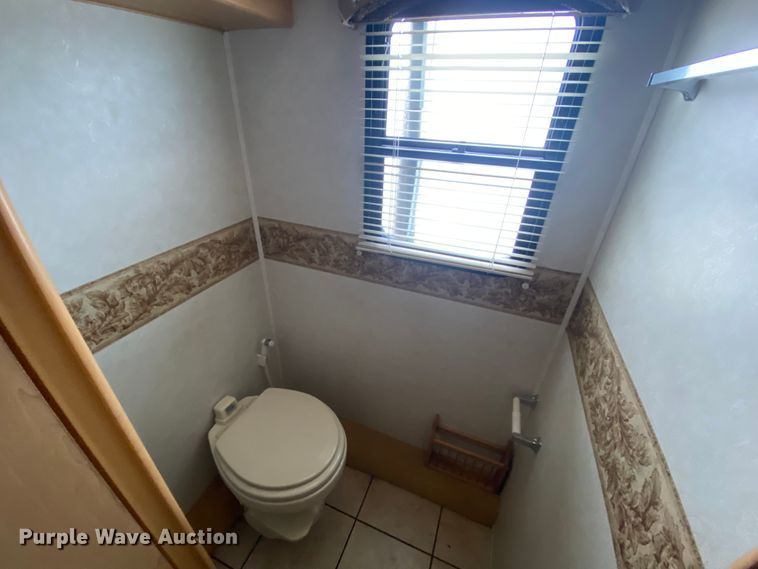 image for item HR9426 2004 International Workhorse Intruder  RV