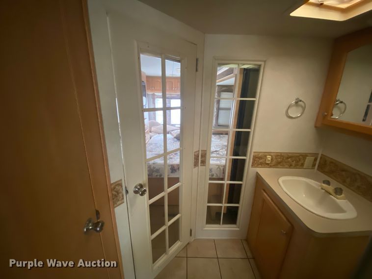 image for item HR9426 2004 International Workhorse Intruder  RV