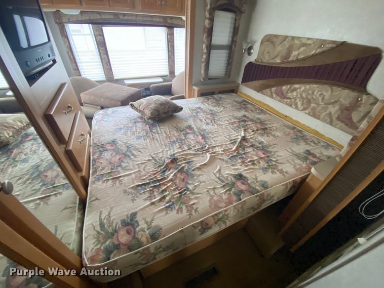 image for item HR9426 2004 International Workhorse Intruder  RV