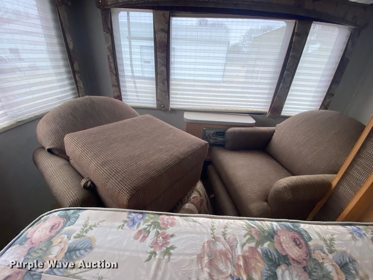 image for item HR9426 2004 International Workhorse Intruder  RV