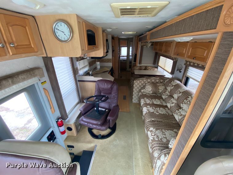 image for item HR9426 2004 International Workhorse Intruder  RV