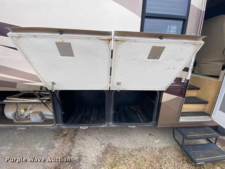 image for item HR9426 2004 International Workhorse Intruder  RV