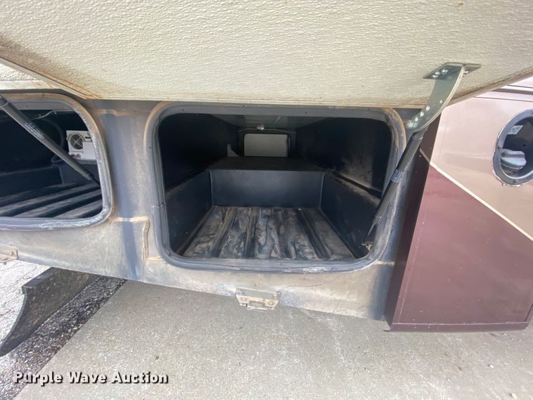 image for item HR9426 2004 International Workhorse Intruder  RV