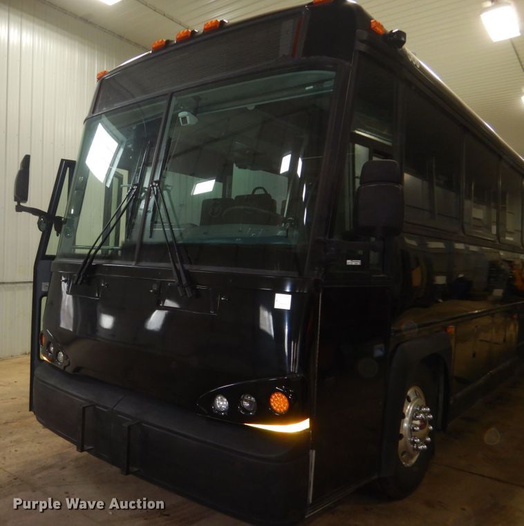 image for item HS9431 2005 MCI D4500  coach bus