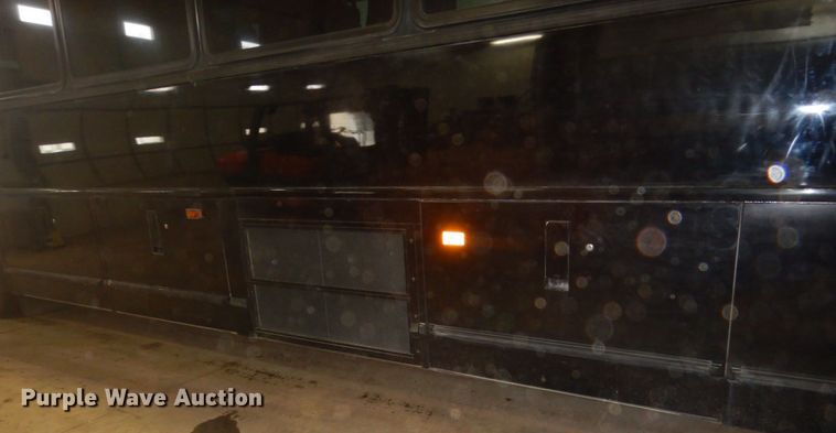 image for item HS9431 2005 MCI D4500  coach bus