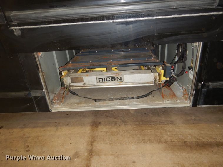 image for item HS9431 2005 MCI D4500  coach bus