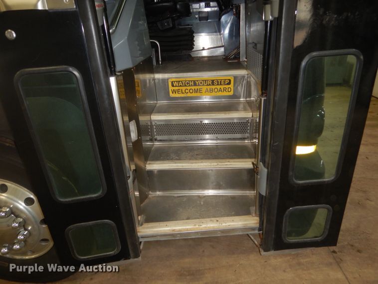 image for item HS9431 2005 MCI D4500  coach bus