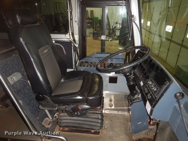 image for item HS9431 2005 MCI D4500  coach bus