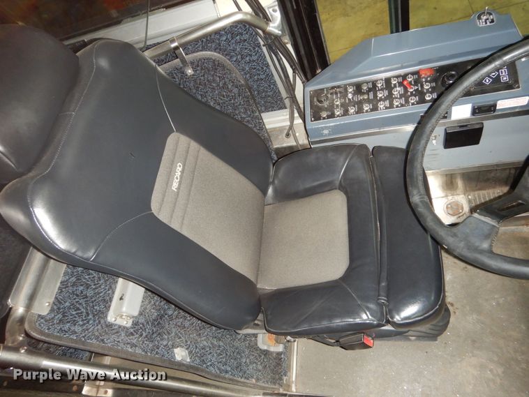 image for item HS9431 2005 MCI D4500  coach bus